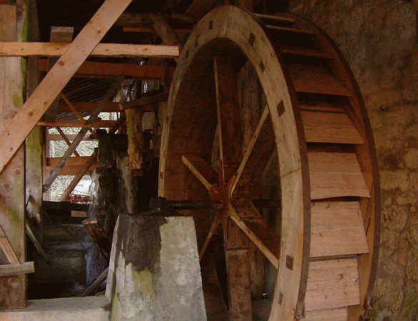 alte Mühle, von innen mit Wasserrad