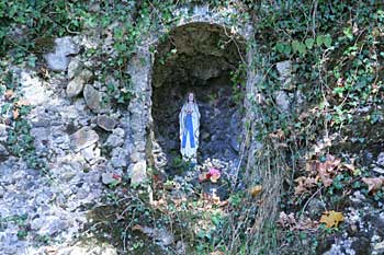 in der Nagelfluhwand stehenden, Marienstatue