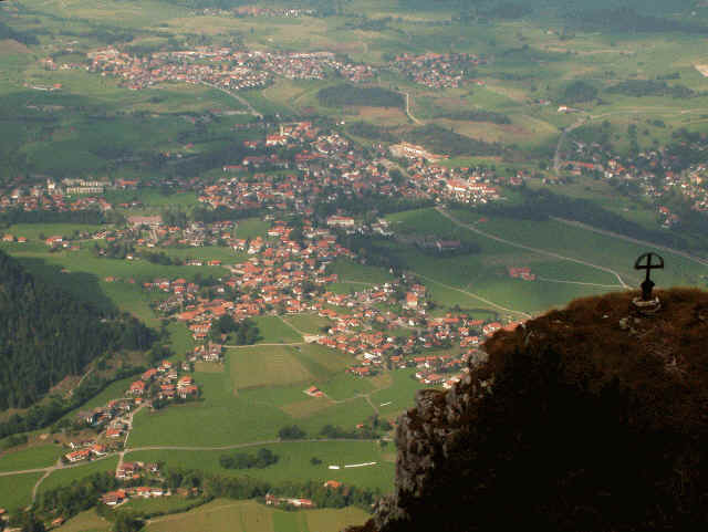 Pfronten mit seinen vielen Dörfern. Links gut zu erkennen der Weg zum Milchhäusel. 