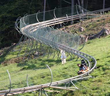 Steil geht es auf dem Alpin Coaster auch im unteren Abschnitt bergab