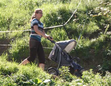 Auch Kinderwagen können den Ziehweg zur Bergstation bewältigen, er ist steil und asphaltiert. Bergschuhe aber sind trotzdem notwendig.