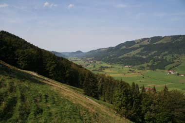 Blick von der Doppelsesselbahn "Alpsee Bergwelt" auf Thalkirchdoorf und Oberstaufen