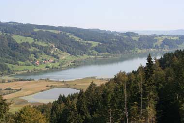 Blick von der Doppelsesselbahn "Alpsee Bergwelt" auf den grossen Alpsee