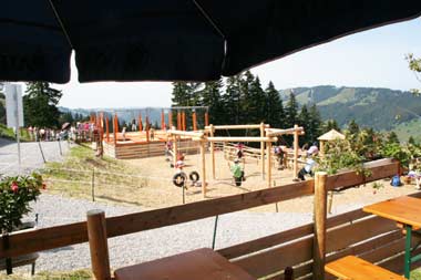 Blick von der Bärenfalle auf den Spielplatz