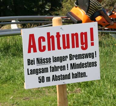 bei nässe ist der Bremsweg länger