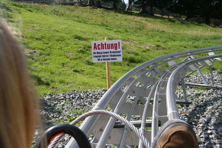 Start mit dem ersten Hinweisschild auf Abstand Halten