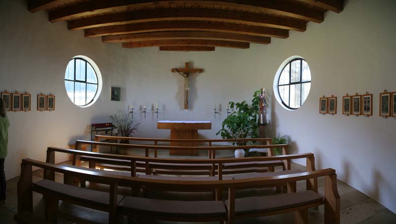 Hochplateau Hagspiel - Bruder Klaus Kapelle Innenansicht, 180° Panorama aus 3 einzelnen Bildern bestehend