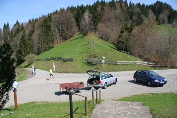 Parkplatz und Wanderpunkt vor der Bruder Klaus Kapelle im Hagspiel