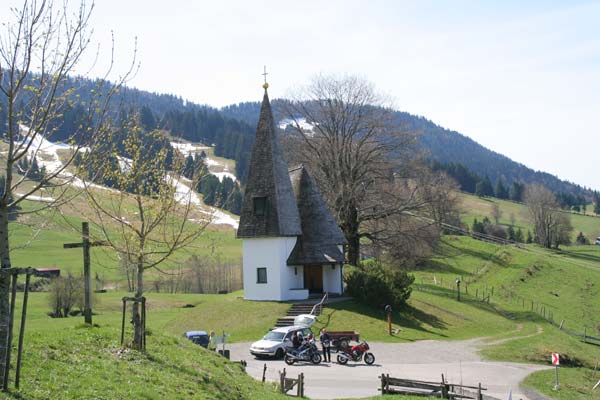 Hochplateau Hagspiel -  Bruder Klaus Kapelle mit Parkplatz