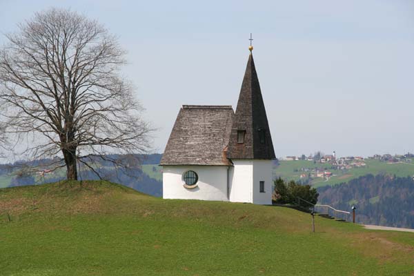 Hochplateau Hagspiel -  Bruder Klaus Kapelle im Hintergrun Sulzberg (A)
