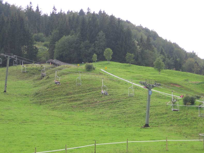 Sesselbahn und Sommerrodelbahn haben die gleiche Einstiegsstelle. 10 Fahrten haben 2006 20 Euro gekostet, Kinder ab 3 dürfen mitgenommen werden, bis 6 Jahren sind kostenfrei und ab 8 Jahre dürfen sie alleine fahren