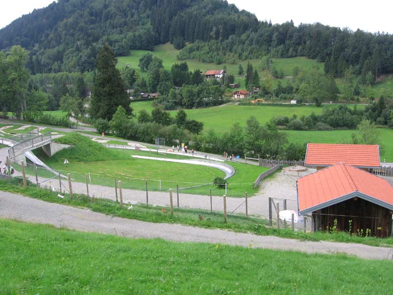 Streichelzoo, Rastplätze, Sandkästen und ein Mountain Mini Golf bieten Kurzweil