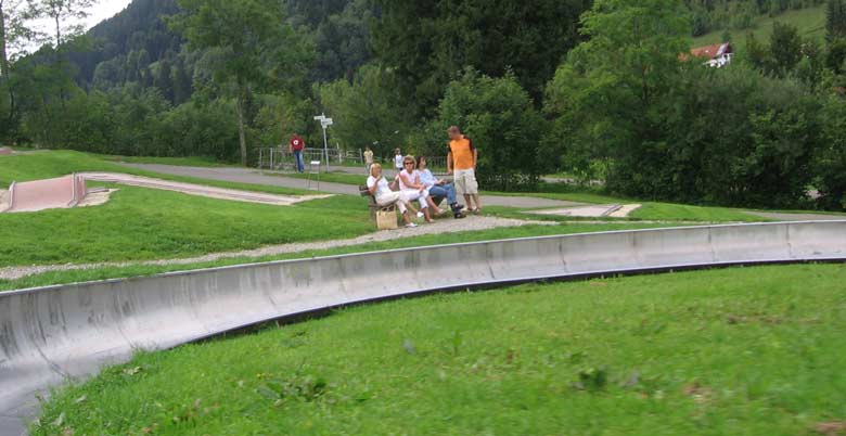 Zuschauer, Mountain Mini Golf und der Ziehweg zur Bergstation an der Talstation vom Hündle