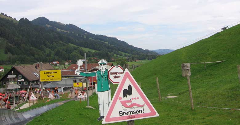 Langsam fahren, Zwangsbremsung ist unangenehm, rechts der Aussichtspunkt für den Steinbock