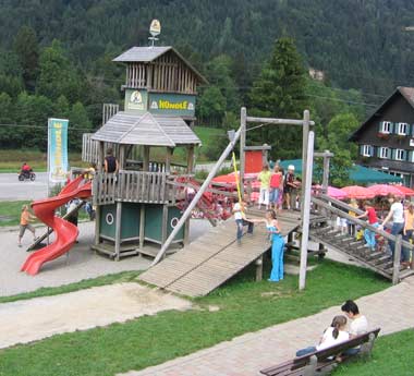 Kinderspielplatz und Mountain Mini Golf