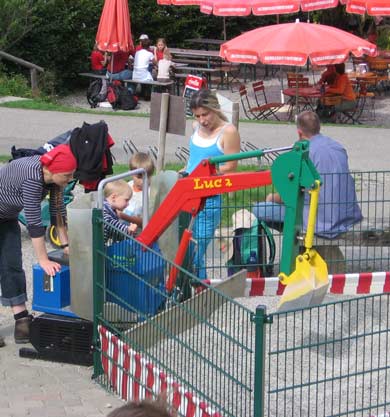 Kinderspielplatz und ...