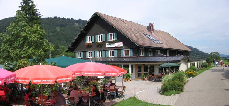 ...Restaurant (Selbstbedienung rote Schirme, Bedienung grüne Schirme)