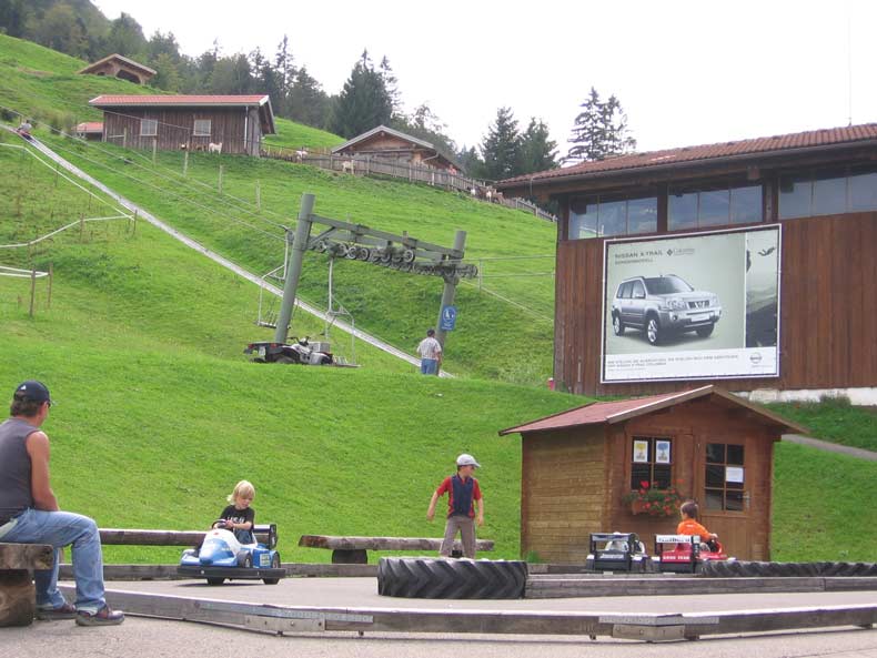 Wem das hier noch zu langsam war, der kann hier mit einem Ferrari richtig "rasen"