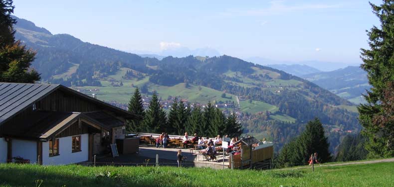Von der großen Sonnenterrasse der Berggaststätte Hündle bietet sich eine herrliche Aussicht bis in die Schweiz. In der behaglichen Berghütte auf 1085 m