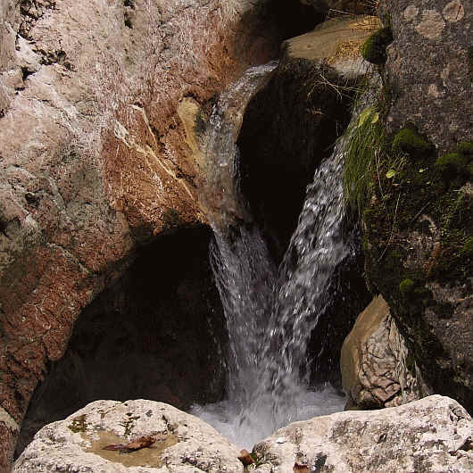 Ich bin wieder ein wenig im Bachbett herumgekraxelt, um den einzigartigen doppelten Wasserfall (ca. 1m hoch) zu fotografieren