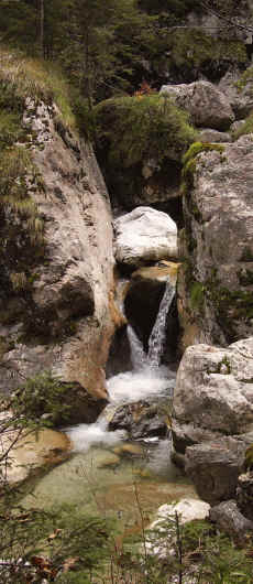 Ich bin wieder ein wenig im Bachbett herumgekraxelt, um den einzigartigen doppelten Wasserfall (ca. 1m hoch) zu fotografieren