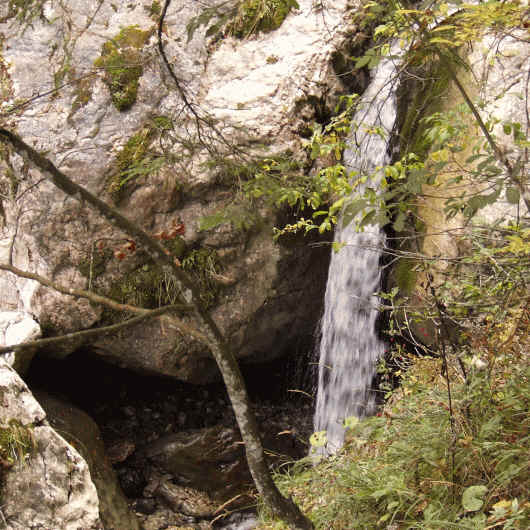 Die Wasserfälle sind vom Weg aus zu sehen