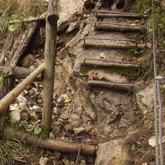 3. Aussichtspunkt: Gesichert durch die Stahlseile erreichen wir die Aussichtskanzel, die aber enttäuscht.