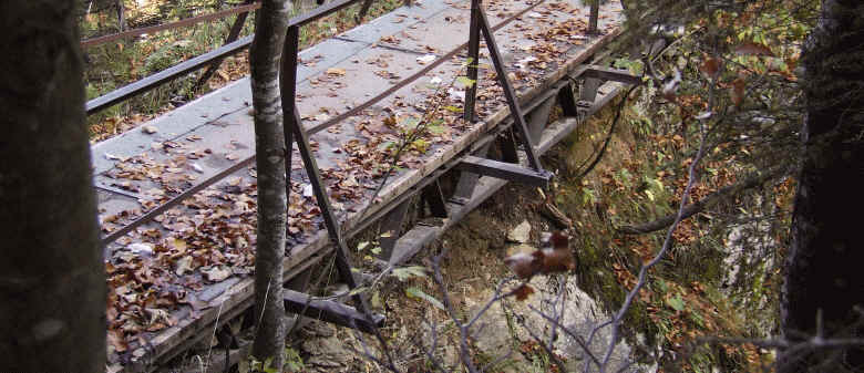 Noch die mit Eisenbügeln errichtete Treppe, dann wird der Weg wieder "wanderbar". 