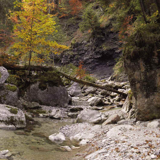 Ein netter Rastplatz, aber auch Abenteuerspielplatz für Kinder.  Hier wird die Klamm wie mit einem Tor eröffnet.