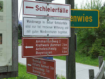 Ortschild Hergenswies mit Ammerrundweg und Hinweistafel Schleierfälle