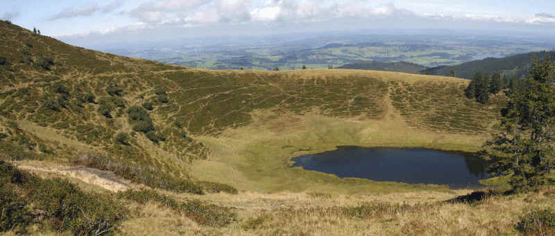 Der Hörnle See - ein  See wie ein verlandeter Krater. Hinter dem Graswall liegt noch eine ähnliche Mulde, die auf einen schon verlandeten See schließen lässt. 