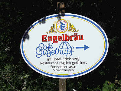 Man kann in den saisonfreien Zeiten auch den Parkplatz von Hotel Edelsberg ansteuern und den Weg mit einem Kaffee im Cafe Gugelhupf anfangen oder beenden.