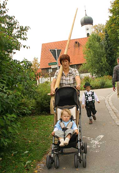 Ohne Hilfe ist der Heimweg ist für den kleinen Alphorn Bläser nicht möglich