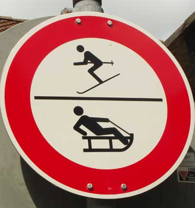 Verkehrsverbot für Skifahrer und Rodler