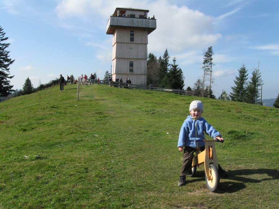 Wie kommt der Knirps mit seinen Tretrad hier hoch????? (Papa hat es die 250 Höhenmeter raufgetragen) .  