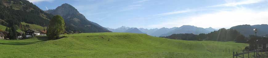 Das Illertal mit Blick nach Oberstdorf von Hinang aus, links das Rubihorn