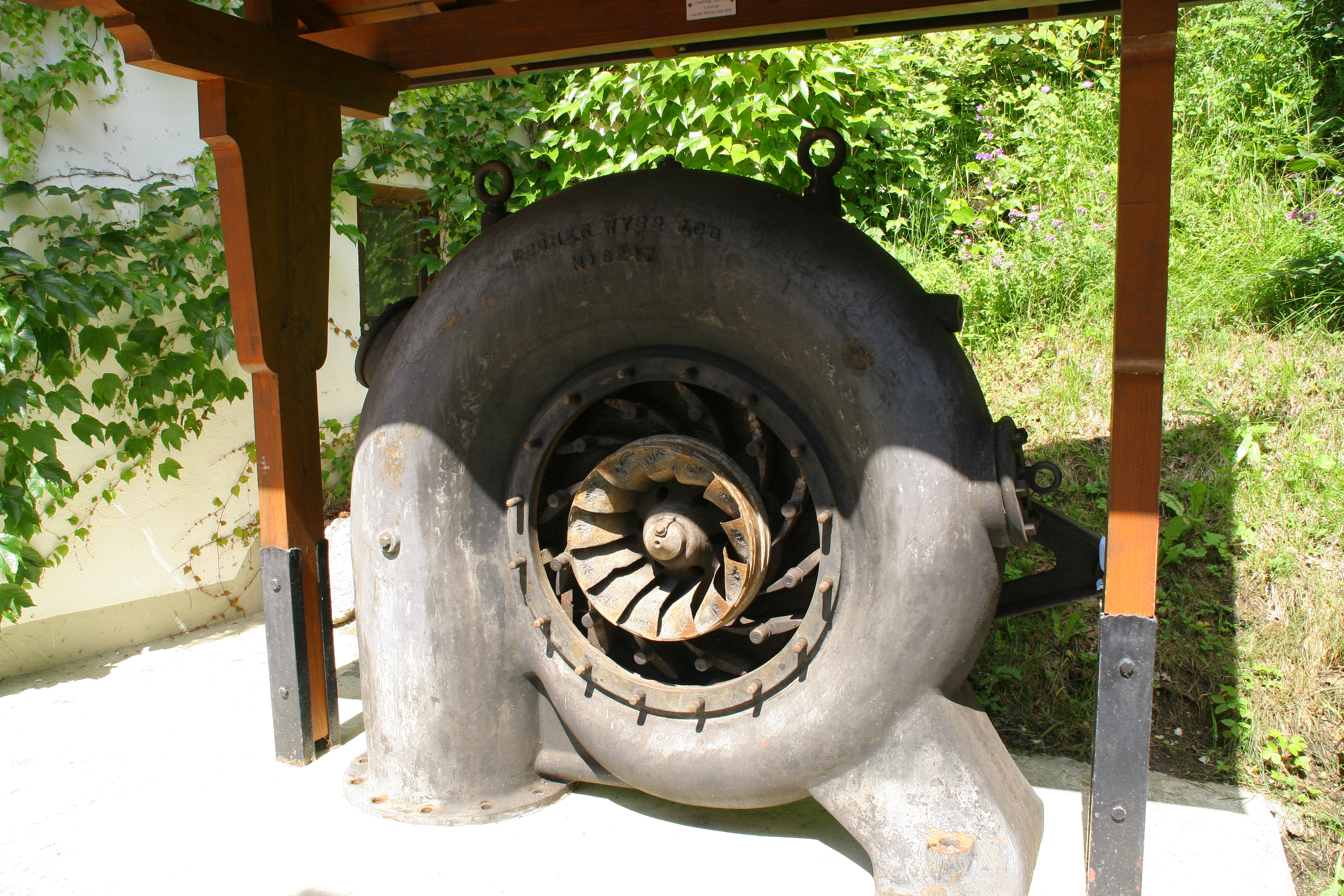 Ausgebaute Francis Turbine am Eingang des WKW in Oberstaufen