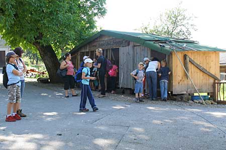 Schönsteinhof - Kinder vor der lebenden Krippe