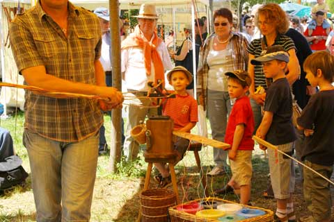 Seilmacher - in 6 verschiedenen Farben könne die Kinder zu 2 Eureo ihre eigenen Springseile selber herstellen