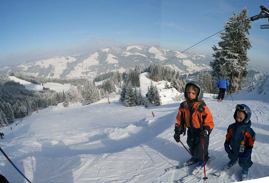 dieses Bild ist aus 6 Bildern zusammengesetzt. Deswegen fehlt der Kopf vom Skifahrer