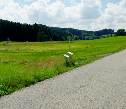 Römische Sonnenuhr - gefräste Rillen in der Strasse für die Stundenanzeige