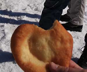 und so isst man einen leckeres, frisches Allgäuer Funkenküchle fachgerecht