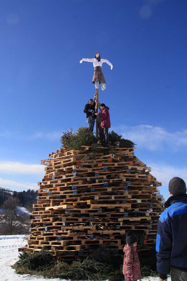 Eine Hexe im bayerisch blauer Himmel