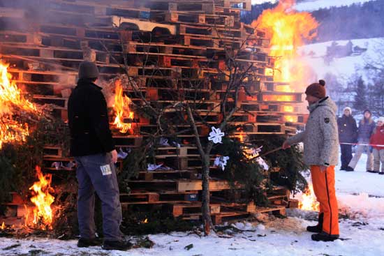 die Schneeflocken brennen im Funken