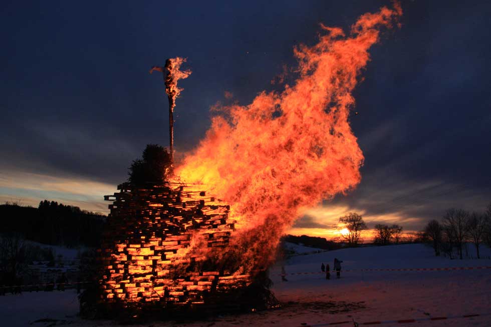 Funkenfeuer und Untergehende Sonne im Bodensee mit dem Funken in Heimenkirch