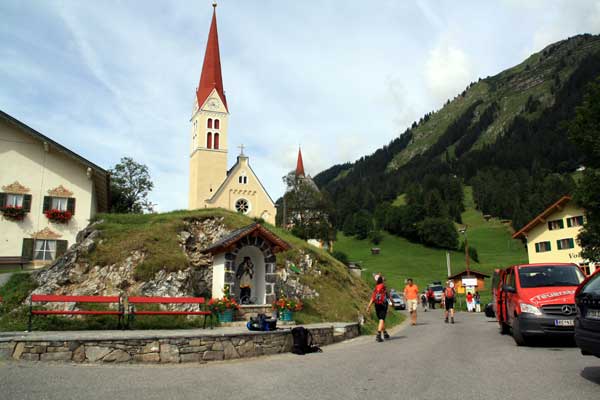 Heiliger und Kirche in Holzgau