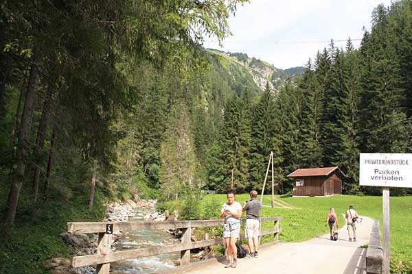 Tal mit Hängebrücke