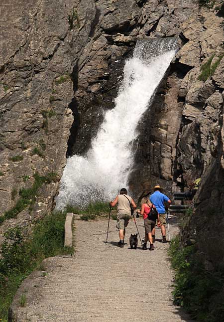 Wasserfall und Wanderer