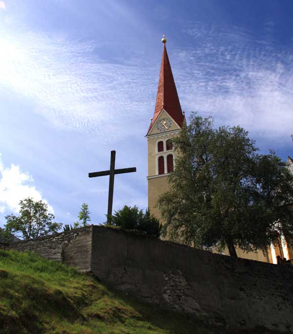 Kirche im Ort Holzgau