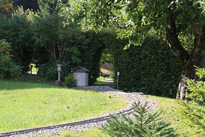 5-Zoll Garteneisenbahn mit Durchfahr Hecke im Allgäu